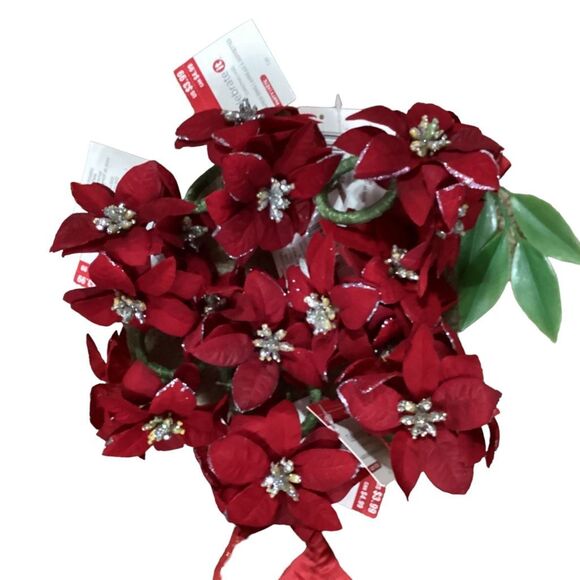 Poinsettia Petals Christmas Holiday Table Runner with 15 Poinsettia and Mistleto - Picture 5 of 13